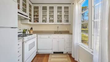 Casa de campo tradicional, 2 quartos, vista para o lago | Cozinha privada | Refrigerador em uma área comum