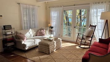 Traditional Cottage, 2 Bedrooms, Lake View | Living area