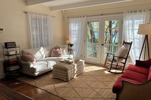 Traditional Cottage, 2 Bedrooms, Lake View | Living area