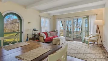 Casa de campo tradicional, 2 quartos, vista para o lago | Área de estar