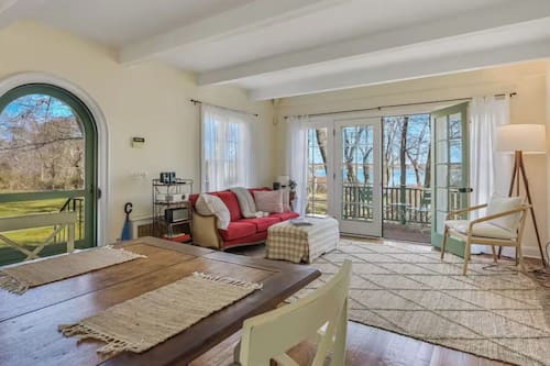 Traditional Cottage, 2 Bedrooms, Lake View | Living area