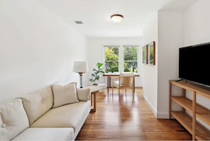 Desk, laptop workspace, iron/ironing board, free WiFi - Head of Pond House  (Water Mill)