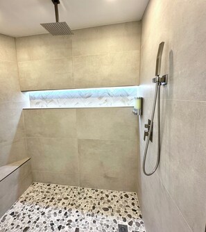 Regadera, secadora de cabello, toallas, jabón