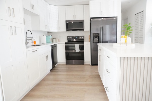 Geladeira, micro-ondas, fogão, cooktop