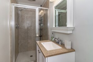 Shower, hair dryer, towels, soap - Charming 3-bedroom/2 Bath Home just minutes to Augusta National! (Augusta)