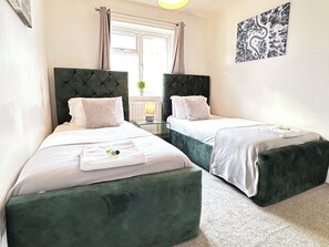 2 soverom, skrivebord, strykejern/-brett og reiseseng for barn