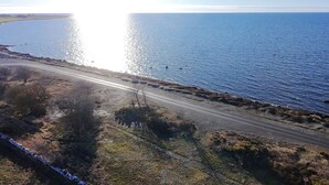 Una carretera costera con vistas despejadas al mar y terreno rocoso.