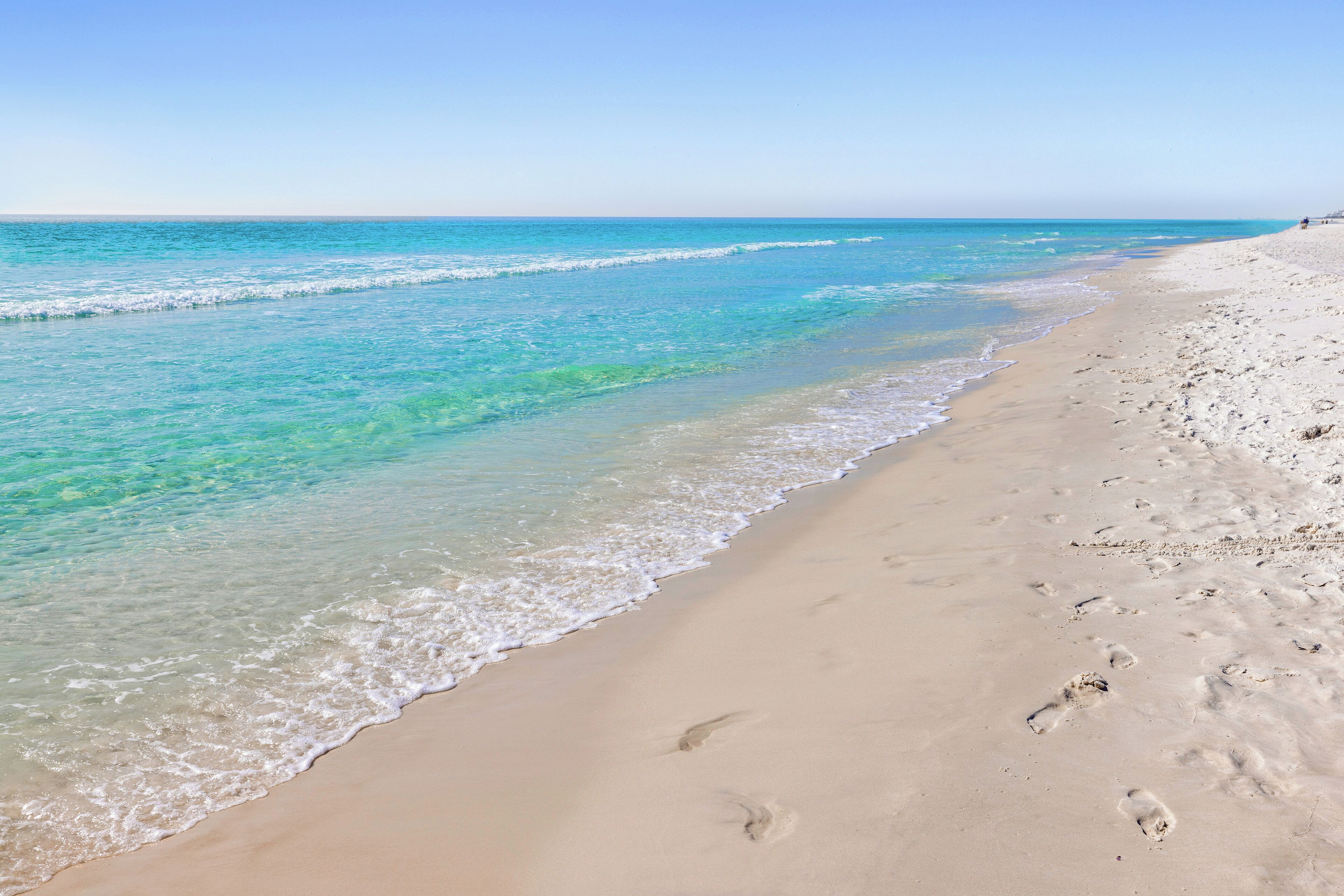Playa en los alrededores y camastros 