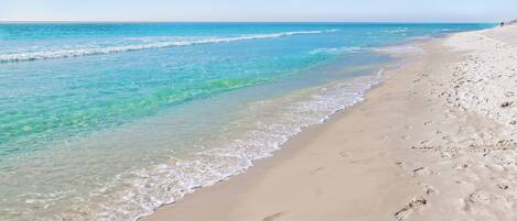 Perto da praia, espreguiçadeiras