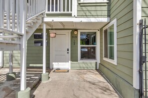 Exterior detail - 3 bedroom duplex unit walking distance from Downtown (Sacramento)