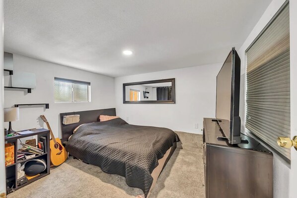 3 habitaciones, tabla de planchar con plancha, wifi y ropa de cama 