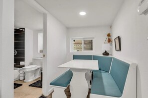 Secador de pelo, toallas, jabón, papel higiénico