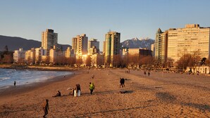Beach - Modern DT 2-Bed Condo, Large Balcony, Great View, Free Parking, A/C, EV charger (Vancouver)