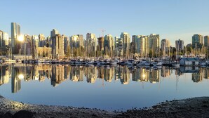 Marina - Modern DT 2-Bed Condo, Large Balcony, Great View, Free Parking, A/C, EV charger (Vancouver)