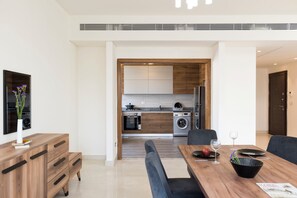 Dining - Spacious 3-bedroom apartment with AC, WiFi in fantastic Bayrut (Bayrut)