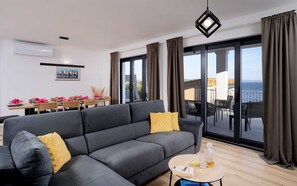 TV, books - Villa Dolce Vita by MyWaycation (Ivan Dolac)