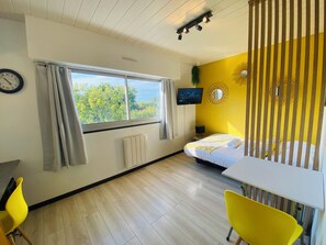 1 habitación, escritorio, tabla de planchar con plancha y wifi 