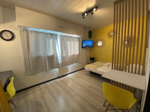 1 habitación, escritorio, tabla de planchar con plancha y wifi 