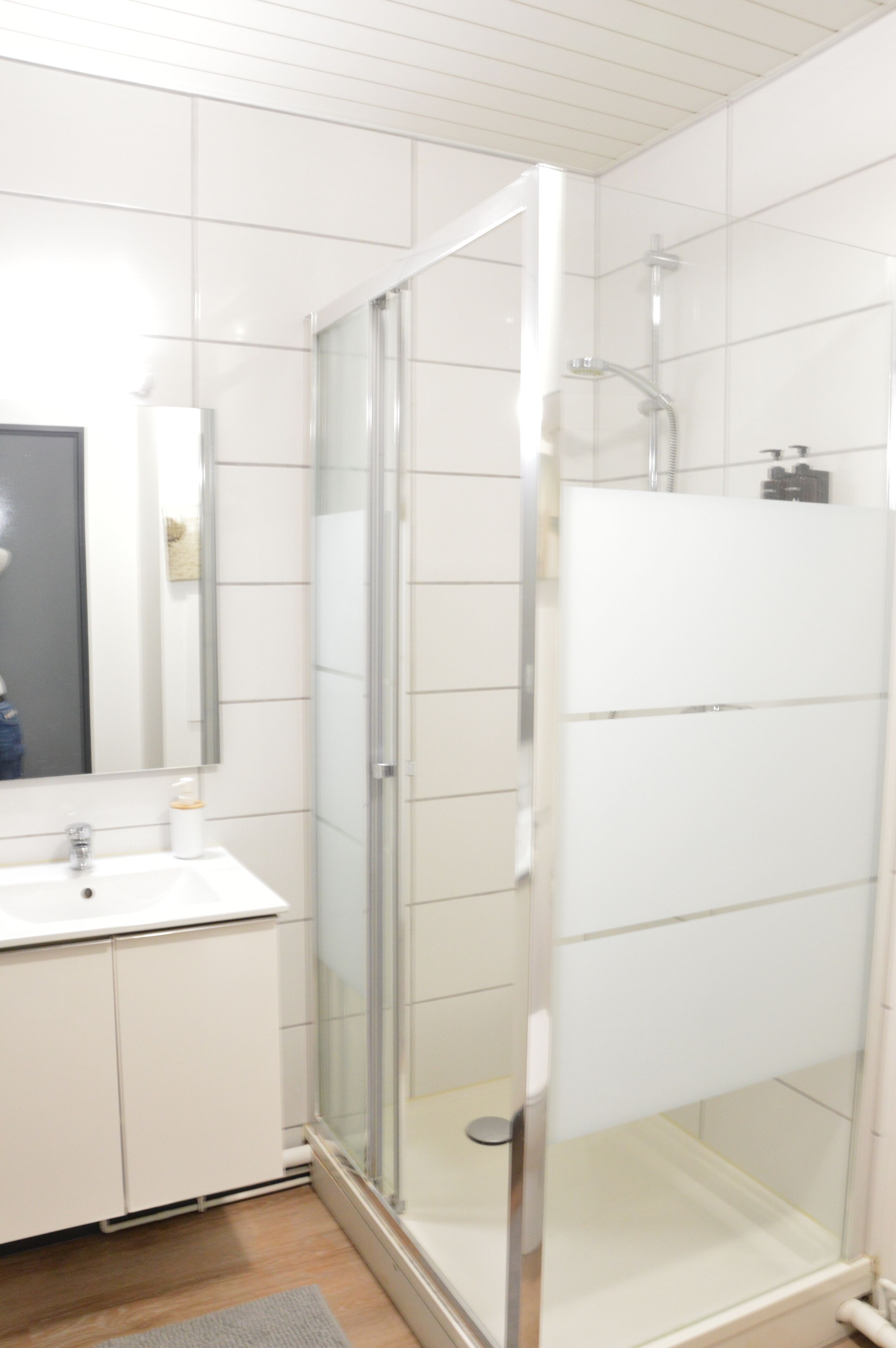 Een douche, een haardroger, handdoeken, zeep