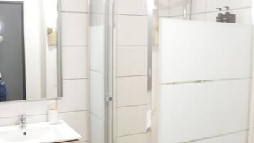 Een douche, een haardroger, handdoeken, zeep