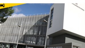 Un bâtiment moderne doté d’une façade en verre et d’une couleur blanche.