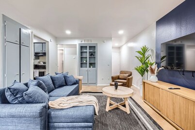 Airy King Suite Getaway | Sleeps 4 | Pool, Prkg