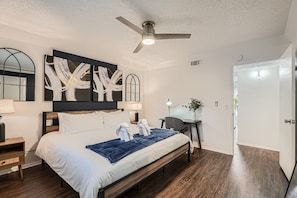 1 bedroom, desk, iron/ironing board, free WiFi - Modern King Suite Getaway | Sleeps 4 | Pool, Prkg (Austin)
