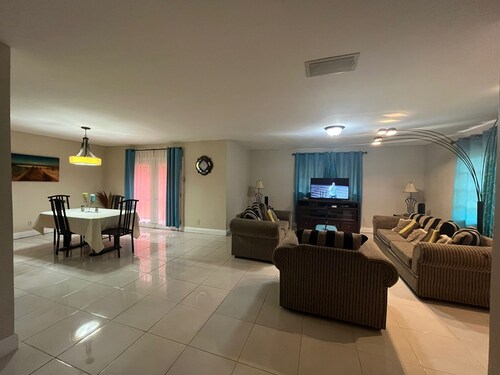 Quiet getaway near Xanadu Beach, Freeport with Central Air, WiFi & free parking.