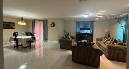 Quiet getaway near Xanadu Beach, Freeport with Central Air, WiFi & free parking.