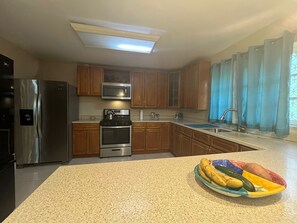 Refrigerador, microondas, horno y parrilla de estufa 