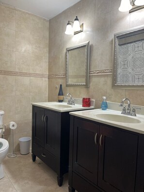 Dusche, Whirlpool, Handtücher, Seife