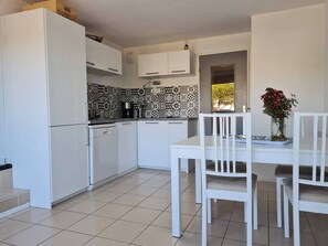 Kjøleskap, mikrobølgeovn, kokeplater og oppvaskmaskin