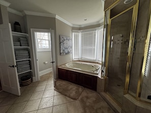 Dusche, Whirlpool, Handtücher, Toilettenpapier