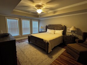 5 bedrooms, desk, iron/ironing board, WiFi