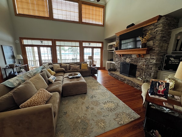 Smart TV, fireplace, DVD player, stereo
