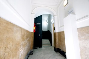 Interior - Dingdong Express - Hostel (Barcelona)