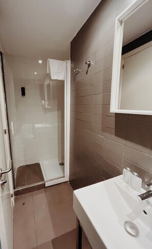 Bathroom - Dingdong Express - Hostel (Barcelona)