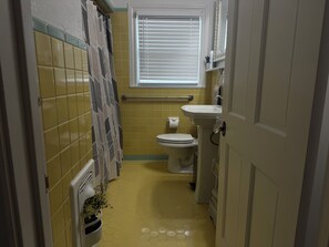 Douche, sĂšche-cheveux, serviettes fournies, savon