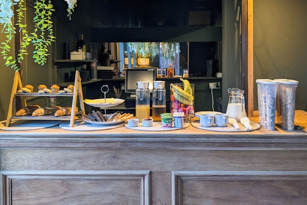 Tägliches inbegriffenes kontinentales Frühstück