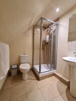 Superior Tek Büyük Yataklı Oda | Banyo | Duş, havlu, sabun, şampuan 