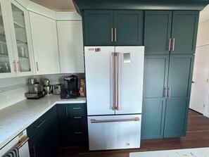 Fridge, microwave, oven, stovetop - Charming Grand Cottage in delightful Wine Country Sonoma (Sonoma)