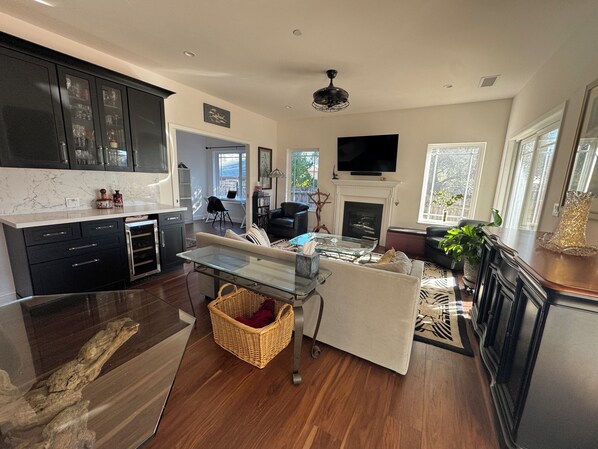 Smart TV, fireplace - Charming Grand Cottage in delightful Wine Country Sonoma (Sonoma)