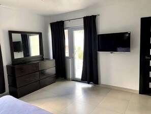 2 habitaciones, tabla de planchar con plancha, wifi y ropa de cama