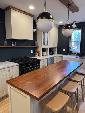 Mikrobølgeovn, ovn, kokeplater og oppvaskmaskin