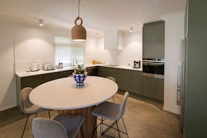 Kühlschrank, Mikrowelle, Ofen, Geschirrspüler