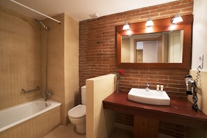 A bathroom with a bathtub, toilet, and sink. - Serennia Cest Apartamentos Arc De Triomf (Barcelona)