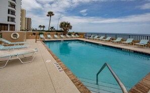 Alberca techada y alberca al aire libre