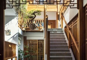 المنشأة من الداخل