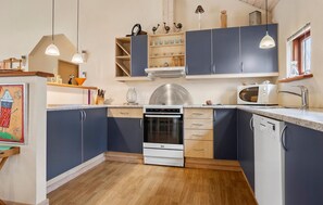 Frigorífic, microones, placa de cuina i rentaplats 