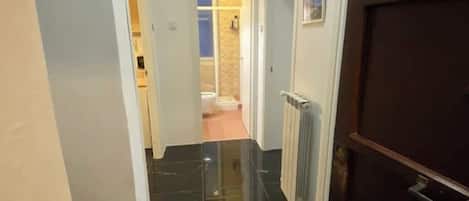 Haartrockner, Bidet, Handtücher, Toilettenpapier